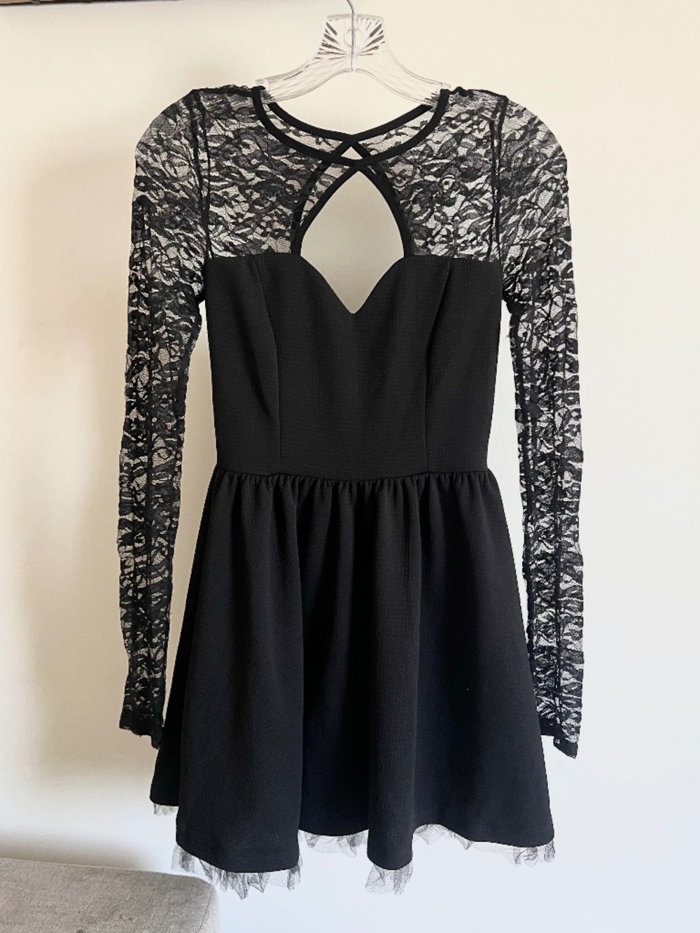 🪞 NWT classic black keyhole lace long sleeves fit and flare tulle lined dress